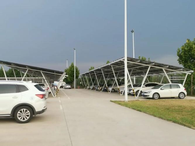 此外,在货运站停车场建了680平方米,36个车位的光伏车棚,在光伏发电的