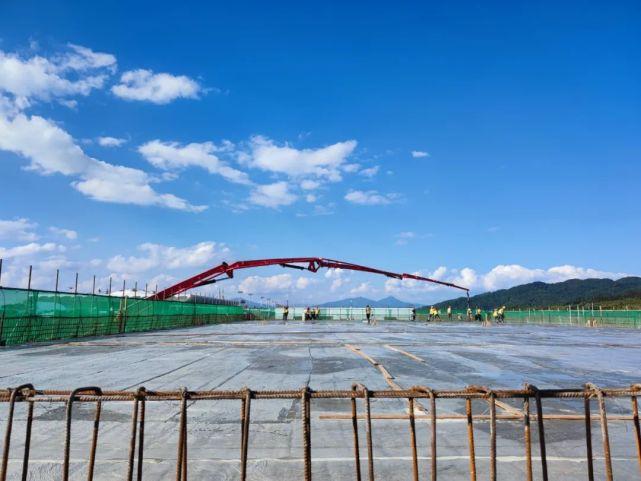 腾冲机场建设指挥部将继续集中力量推进新建货运站室内装饰施工,统筹